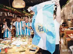 九州娱乐官方入口-包含巴塞罗那球员集体庆祝进球，展现团队合作精神的词条