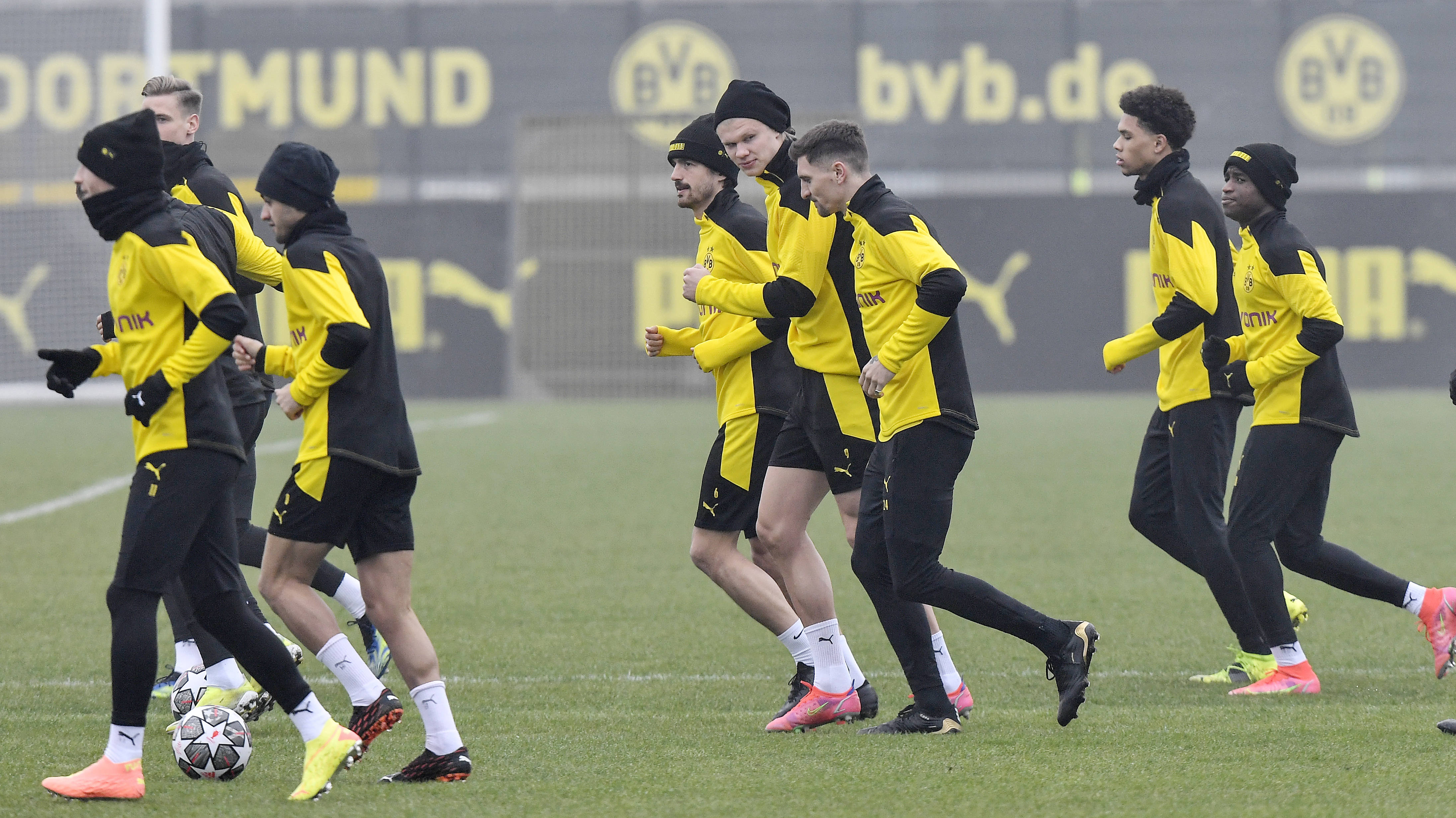 九州娱乐官方入口-多特蒙德队员备战下一场比赛，为荣誉而战(多特蒙德主场进球歌曲)