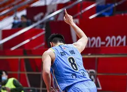 紧迫关头!球队关键时刻挺身而出,赢得战局 紧迫关头!球队关键时刻挺身而出,赢得战局