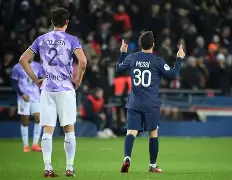 包含巴黎圣日耳曼再胜一仗，领跑联赛的词条