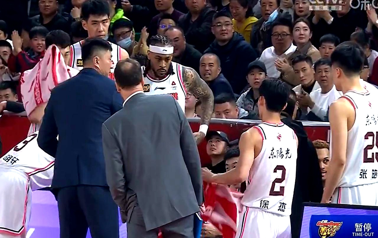 包含实力强劲的球队受困困难，追击领头羊的词条